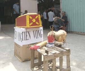 Tiểu thương đặt quan tài trước ban quản lý chợ để phản đối