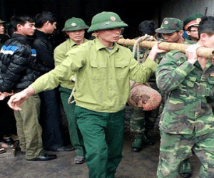 Phát hiện 3 quả bom ở cửa hàng thu mua sắt vụn