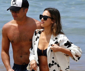 Vợ chồng Jessica Alba nô đùa trên biển Hawaii