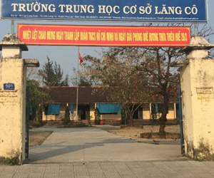 Vừa học vừa run vì trường sắp sập