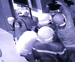 40 phút hoảng loạn trong thang máy bị kẹt