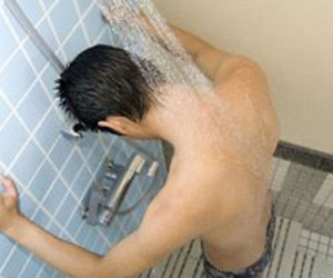 Bi hài gã trai "cứu net", bị "cỏ non" lột sạch đồ khi mải tắm
