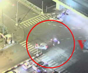 Clip: Va chạm với ô tô, xe máy văng xa gần 5m