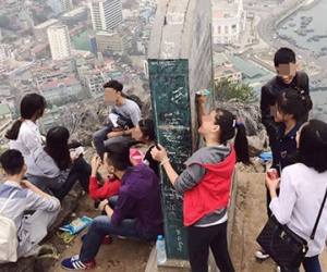 Giới trẻ đang làm xấu mình nơi công cộng