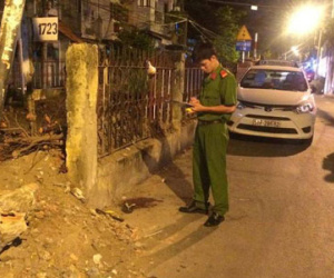 Hai người đàn ông cầm mã tấu huyết chiến ngay giữa khu phố