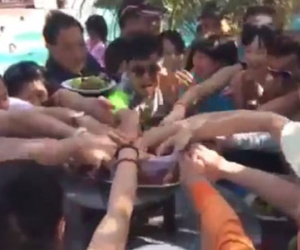 Khách Trung Quốc tranh cướp hoa quả: "6 giây sau, trên đĩa trống trơn"
