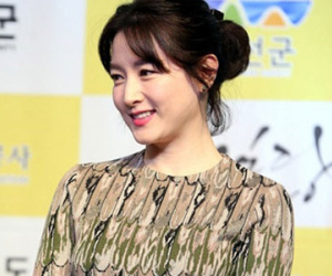 Lee Young Ae chi 37 triệu won giúp cậu bé Việt chữa bệnh ở Hàn