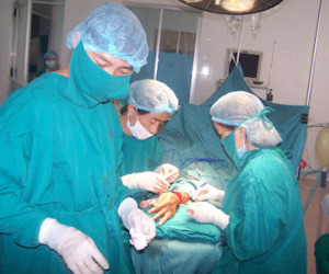 Một người bị chém đứt lìa cánh tay