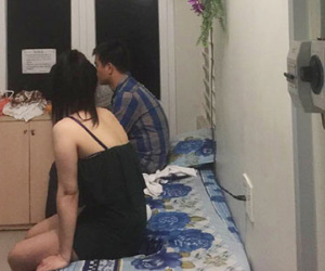 Nữ nhân viên kích dục cho khách trong phòng Vip
