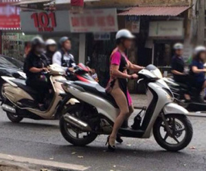 Sốc với hình ảnh “quên mặc quần” của phụ nữ Hà thành
