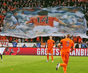 Hình ảnh Johan Cruyff phủ kín Amsterdam Arena