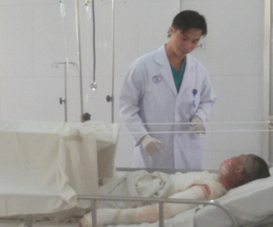 Người vợ bị chồng đốt vì lấy tiền trả nợ mua đồ ăn cho con qua đời
