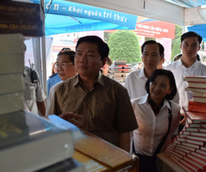 Bí thư Đinh La Thăng thăm Hội sách TP HCM