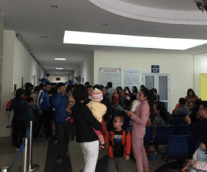 Nóng hổi cuộc chiến giành vắc-xin gay cấn của các phụ huynh có con nhỏ