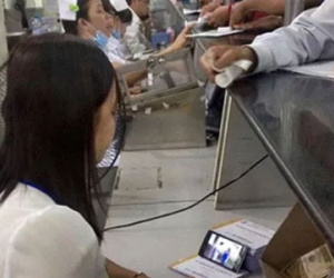 Bắt bệnh nhân đợi suốt 4 tiếng vì bận "nghịch" điện thoại?