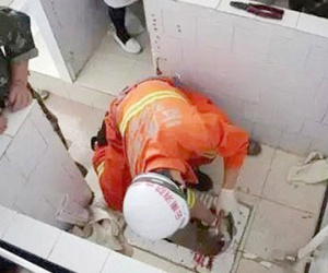 Cứu sống bé sơ sinh bị mẹ bỏ vào bồn cầu xả nước