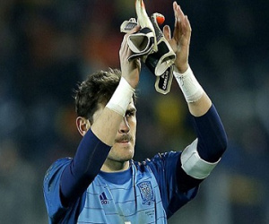 Iker Casillas chạm mốc kỷ lục trong ngày Tây Ban Nha hòa thất vọng