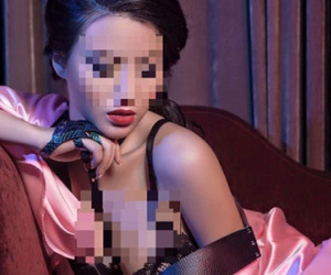 Thiếu nữ mặc nội y khoe thân trên giường: Đỏ mặt 2 từ "nghệ thuật"
