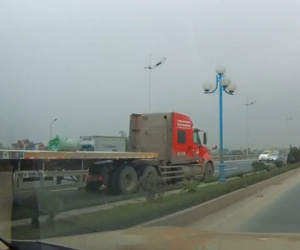 Kinh hồn xe container phóng ngược chiều như "điên" tại Hà Nội