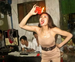 Nỗi khổ “thân trai - hồn nữ” không biết nên… vào phòng WC nào