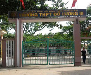 Thầy Phó hiệu trưởng cấp 3 bị đánh ngay trước cổng trường