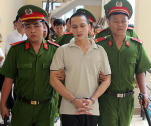 Vợ đòi ly hôn, chồng dùng kéo đâm chết