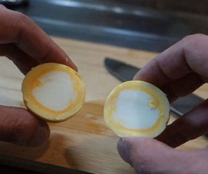 Clip: Cách luộc trứng lộn lòng đỏ ra ngoài