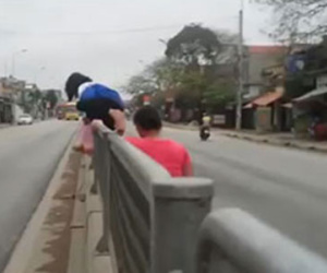 Clip: Ngại đi vòng, hàng trăm người trèo rào băng qua đường