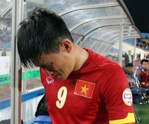 Công Vinh “mất điểm” vì pha giật chỏ lộ liễu với hậu vệ Iraq