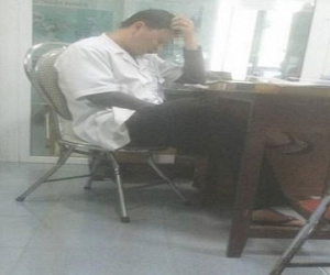 Kỷ luật điều dưỡng nghịch điện thoại trong khi bệnh nhân chờ