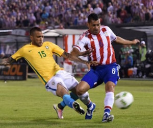 Lập công chuộc tội, Alves giúp Brazil chia điểm quý giá