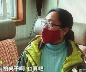 Bí mật đặt máy ghi âm trong người con, cha mẹ choáng váng phát hiện sự thật về cô giáo