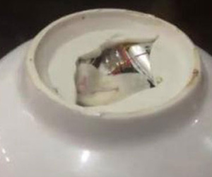 Hà Nội: Phát hiện con chip lạ được gắn dưới đáy bát dùng ăn cơm