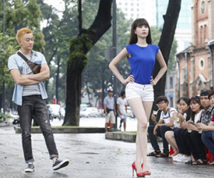 Lương Mạnh Hải "luyện" catwalk cho Ngọc Trinh