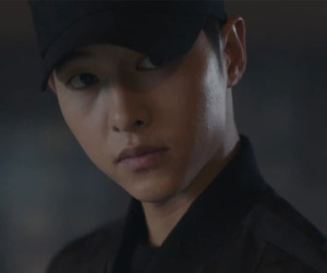 Mặc đồ như đi... cướp ngân hàng, Song Joong Ki vẫn khiến chị em "điên đảo"