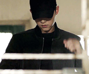 Phân cảnh Song Joong Ki cởi bỏ quân phục chạm mốc kỉ lục rating