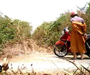 Sư giả khất thực xong ra bụi rậm... hoàn tục