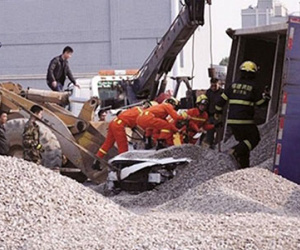 Trung Quốc: Cặp đôi sắp cưới bị 50 tấn cát sỏi chôn sống