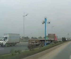 Xử lý lái xe container phóng ngược chiều như "bay" ở Hà Nội