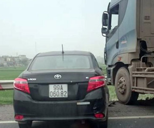 Ba ôtô đâm liên hoàn, cao tốc Pháp Vân - Cầu Giẽ ùn dài
