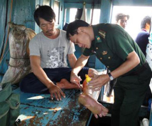Bị tàu lạ đâm chìm, 7 ngư dân kết phao thành bè, trôi dạt trên biển