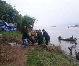 Bỏ xe trên cầu rồi nhảy sông Hồng tự tử