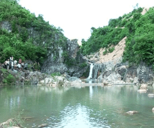 Cứu bạn nữ trượt chân, hai nam sinh chết đuối cùng bạn