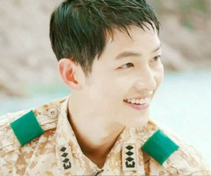 Đạo diễn "Hậu duệ mặt trời" chê Song Joong Ki nữ tính