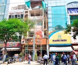 Nam công nhân bị điện giật cháy sém người