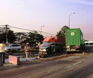 Hàng chục người nước ngoài kêu cứu trong 3 ôtô bị húc văng