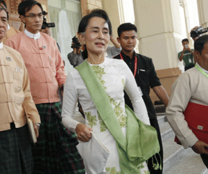 Aung San Suu Kyi trở thành "Cố vấn nhà nước": Quá vội dễ quá đà