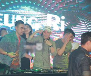 Clip: Seung Ri chơi DJ và "quẩy" hết mình trong bar tại Việt Nam