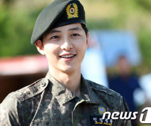 Hé lộ hình ảnh chuẩn "soái ca" của đại úy "Hậu duệ mặt trời" Song Joong Ki trong quân ngũ