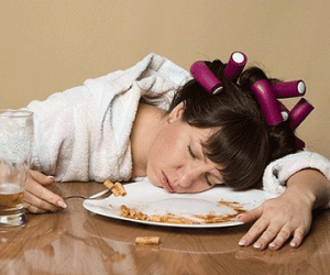 Người phụ nữ xinh đẹp nhưng cứ ăn vào là lăn ra ngủ